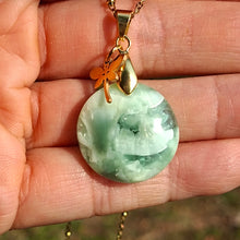 Charger l'image dans la galerie, Collier artisanal en hémimorphite naturelle dans la main avec chaîne dorée et breloque libellule