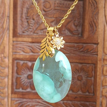 Charger l'image dans la galerie, Collier hemimorphite ovale vert pale pierre naturelle acier inoxydable dore feuille fleur zirconium