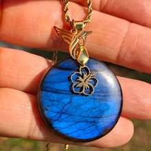 Charger l'image dans la galerie, Collier artisanal en labradorite bleue ronde dans la main avec reflets bleus et breloques dorées