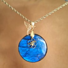 Charger l'image dans la galerie, Collier en labradorite bleue naturelle ronde avec chaîne torsadée dorée, libellule et fleur d’hibiscus