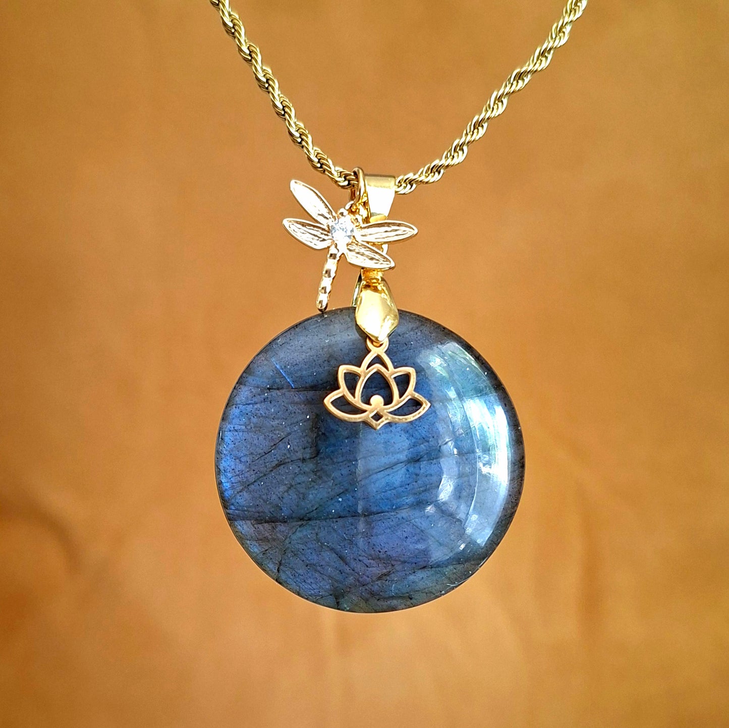 Collier en labradorite bleue ronde suspendu avec lotus et libellule dorés