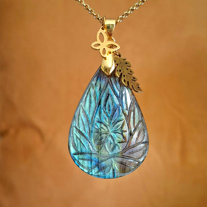 Collier en labradorite ciselée motif feuillage suspendu avec breloques dorées