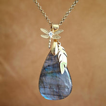Charger l'image dans la galerie, Collier en labradorite naturelle goutte aux reflets bleus et dorés avec plume et libellule dorées.