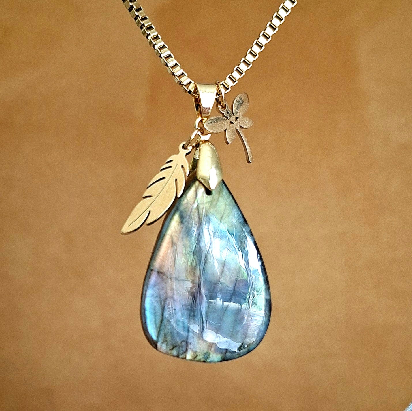 Collier en labradorite goutte aux reflets multicolores avec breloques plume et libellule.