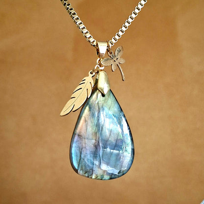 Collier en labradorite goutte aux reflets multicolores avec breloques plume et libellule.