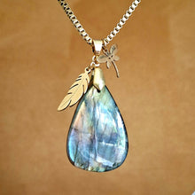 Charger l'image dans la galerie, Collier en labradorite goutte aux reflets multicolores avec breloques plume et libellule.