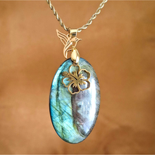 Charger l'image dans la galerie, Collier en labradorite ovale aux reflets verts et violets avec colibri et fleur dorés
