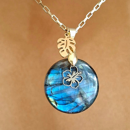 Collier en labradorite ronde avec fleur d'hibiscus et feuille dorées.