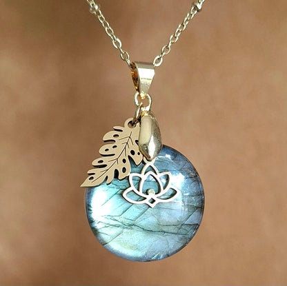 Collier en labradorite ronde naturelle aux reflets vert métallisé avec feuille et fleur de lotus dorées.