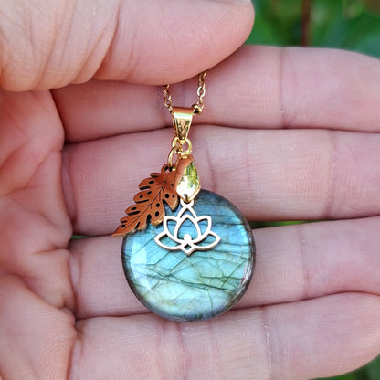 Collier en labradorite ronde naturelle aux reflets vert métallisé présenté dans la main.