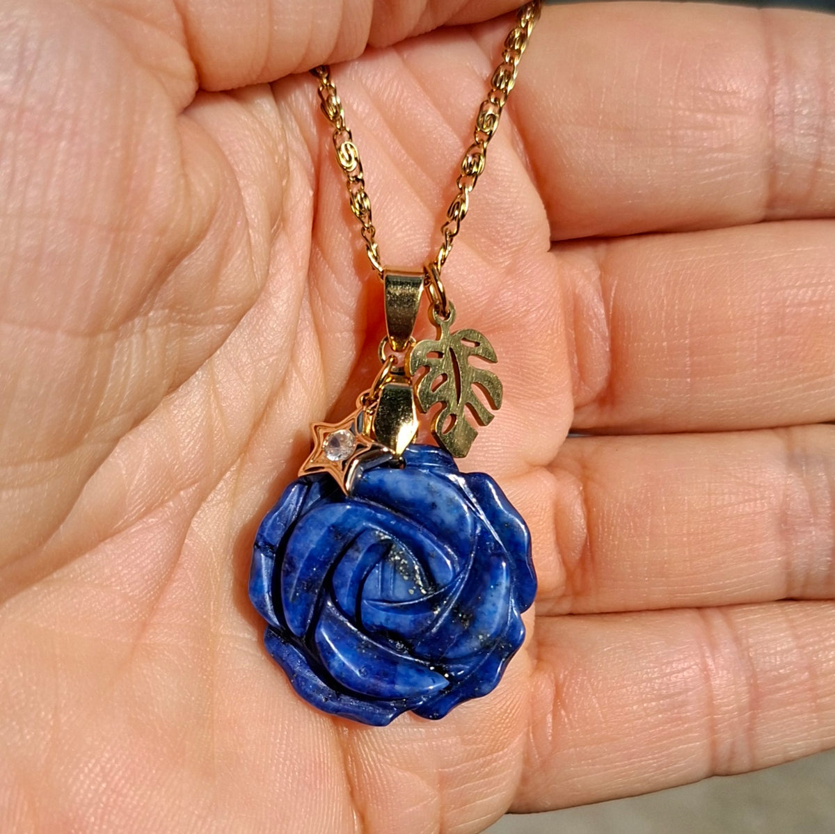 Collier fleur en lapis-lazuli naturel photographié en lumière naturelle