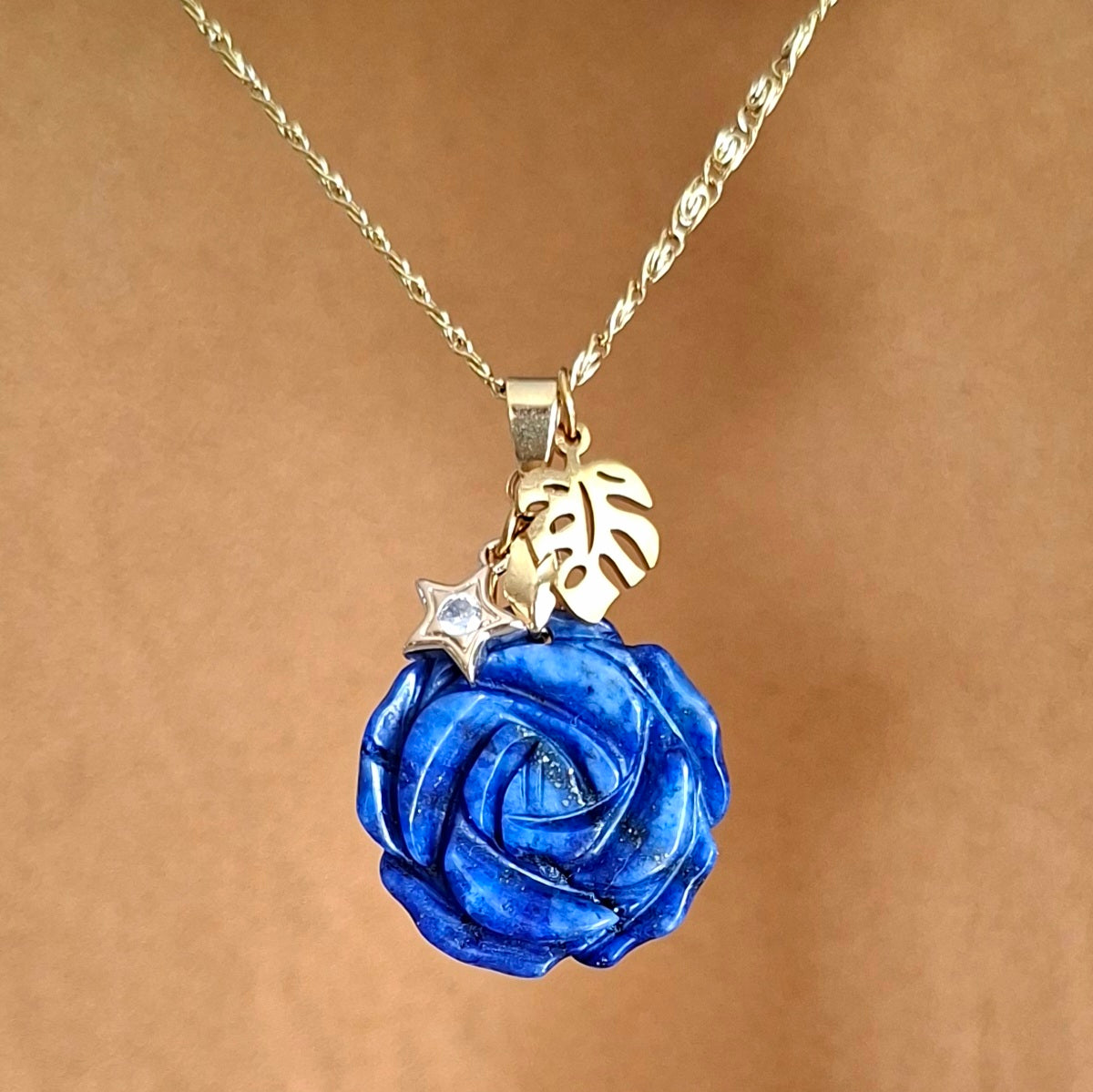 Collier en lapis-lazuli naturel sculpté en forme de fleur avec breloques dorées