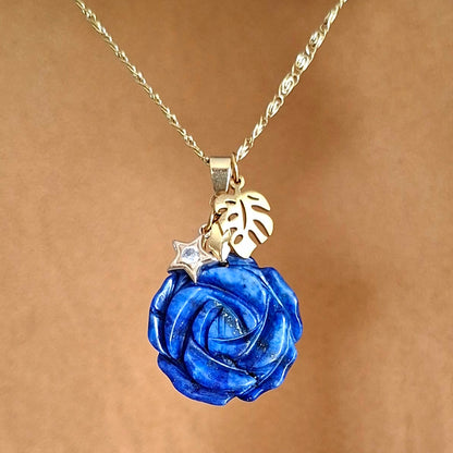 Collier en lapis-lazuli naturel sculpté en forme de fleur avec breloques dorées