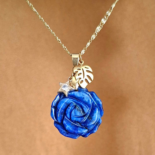 Collier en lapis-lazuli naturel sculpté en forme de fleur avec breloques dorées