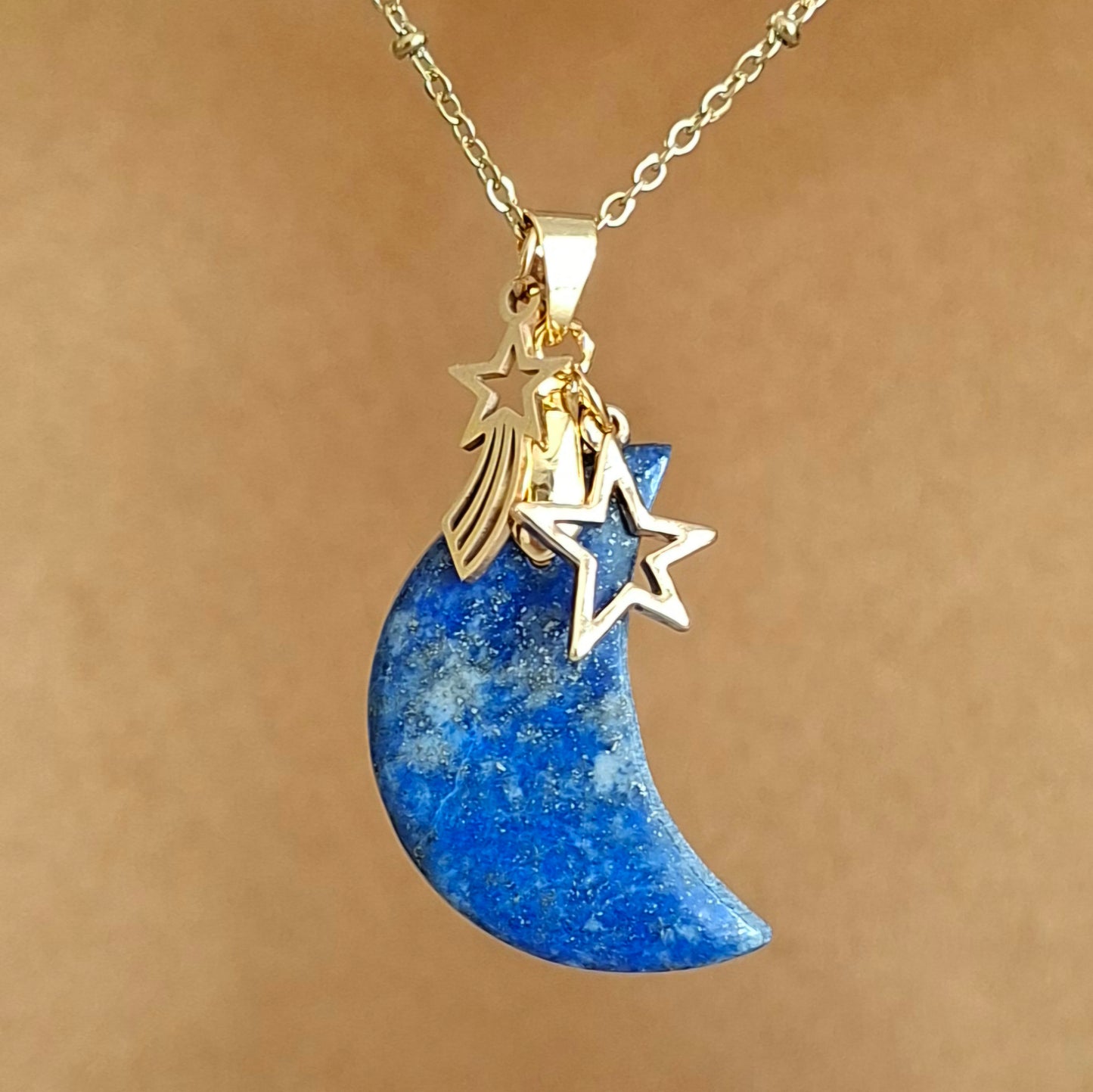 Collier lune en lapis-lazuli avec breloques étoile et étoile filante dorées.
