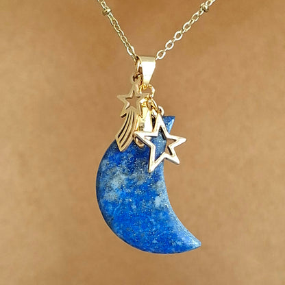 Collier lune en lapis-lazuli avec breloques étoile et étoile filante dorées.