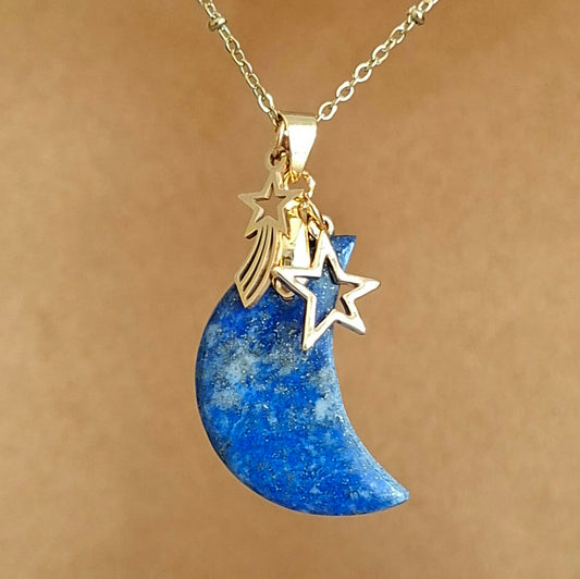 Collier lune en lapis-lazuli avec breloques étoile et étoile filante dorées.