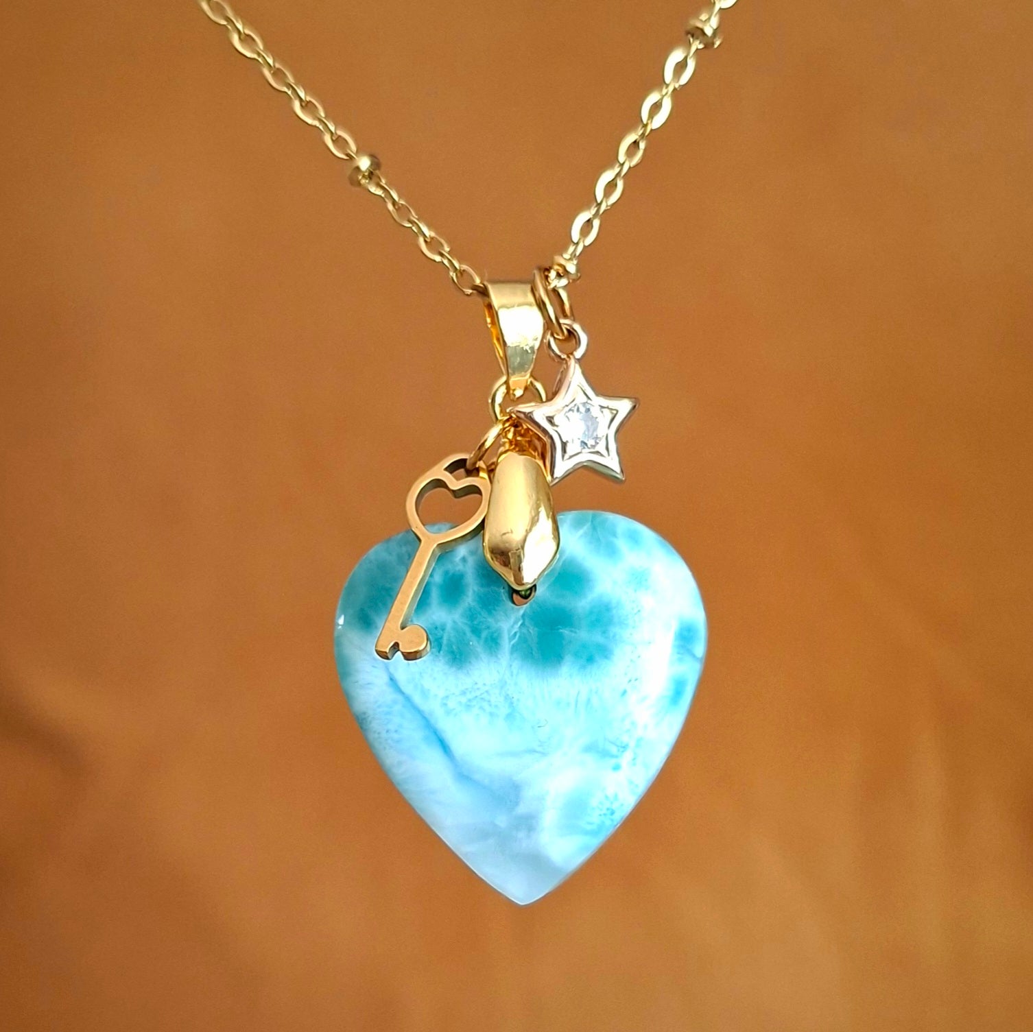 Collier en larimar cœur suspendu avec clé et étoile dorées