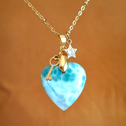 Collier en larimar cœur suspendu avec clé et étoile dorées