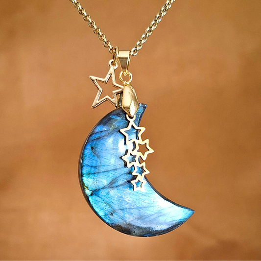 Collier lune en labradorite bleue avec plusieurs breloques étoiles dorées