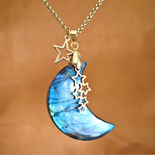 Charger l'image dans la galerie, Collier lune en labradorite bleue avec plusieurs breloques étoiles dorées