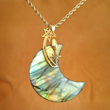 Collier lune en labradorite verte suspendu avec étoile et étoile filante dorées