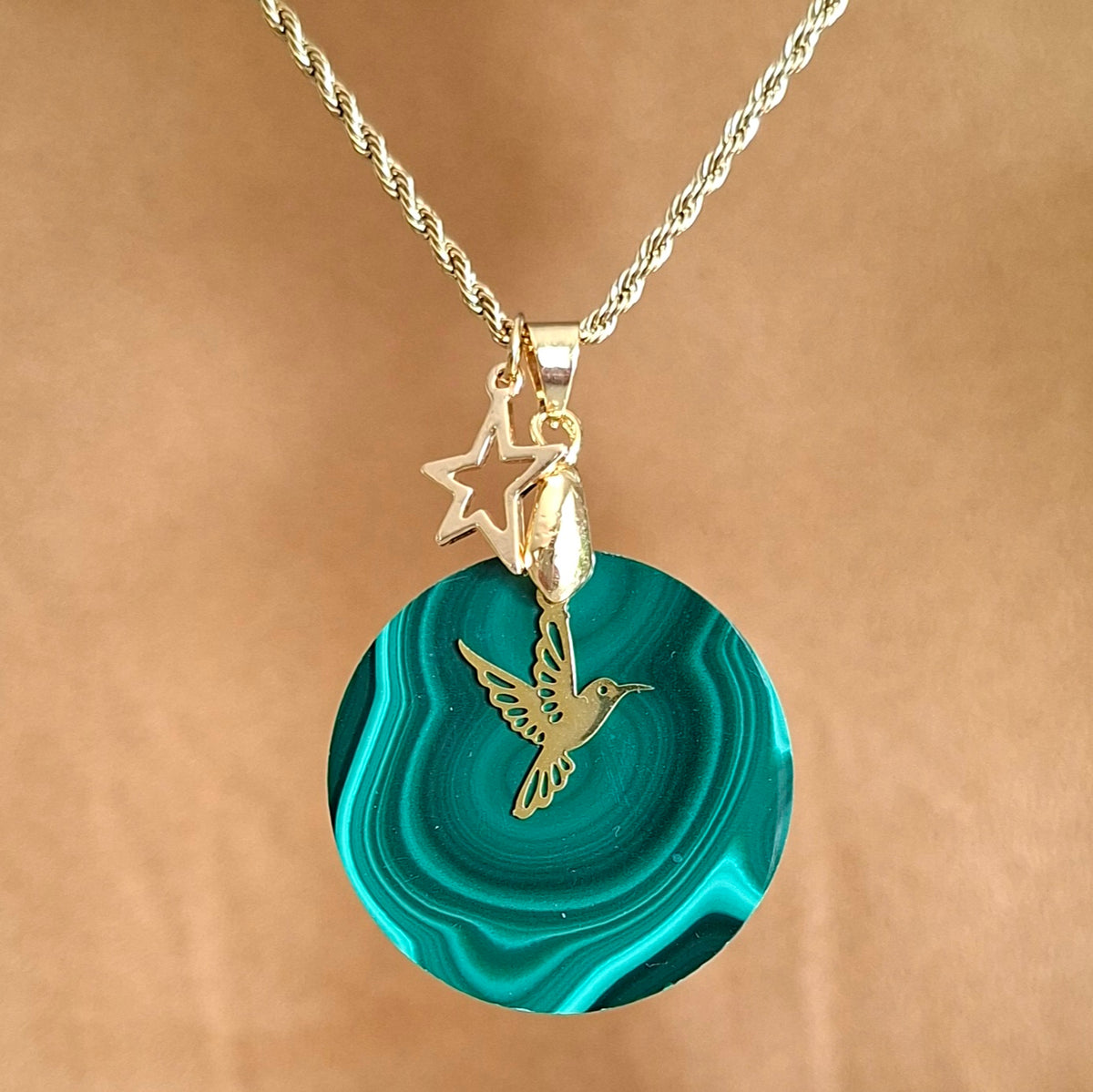Collier en malachite ronde naturelle avec colibri et étoile dorés