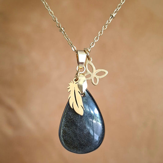 Collier en obsidienne dorée naturelle en forme de goutte avec papillon et plume dorés.