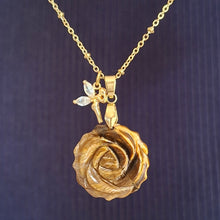 Charger l'image dans la galerie, Collier en œil de tigre sculpté en rose sur fond bleu marine.