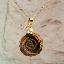 Charger l'image dans la galerie, Collier en œil de tigre sculpté en rose sur fond pierre naturelle