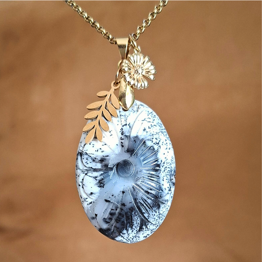 Collier en opale dendritique ciselée avec breloques feuille et fleur dorées