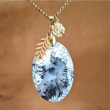 Charger l'image dans la galerie, Collier en opale dendritique ciselée avec breloques feuille et fleur dorées