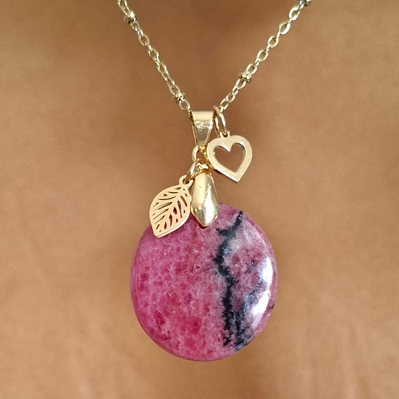 Collier en rhodonite naturelle rose veinée de noir avec breloques cœur et feuille dorées