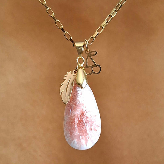 Collier en scolécite naturelle rose saumon et blanc nacré avec breloques plume et cerise dorées.