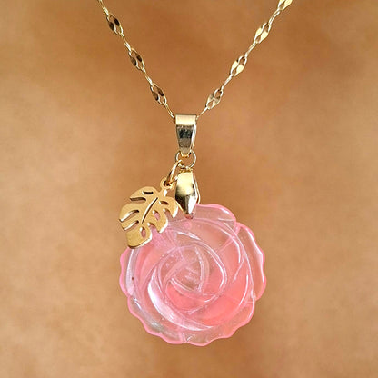 Collier en tourmaline melon d'eau rose taillée en forme de rose avec feuille de monstera dorée.