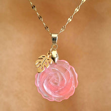Charger l'image dans la galerie, Collier en tourmaline melon d'eau rose taillée en forme de rose avec feuille de monstera dorée.
