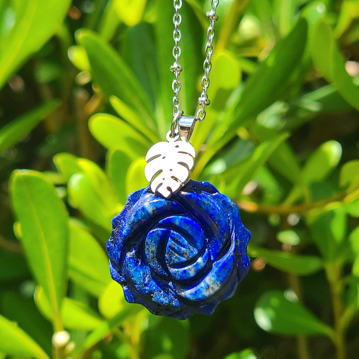 Collier en acier inoxydable argenté avec lapis-lazuli rond et breloque fée.