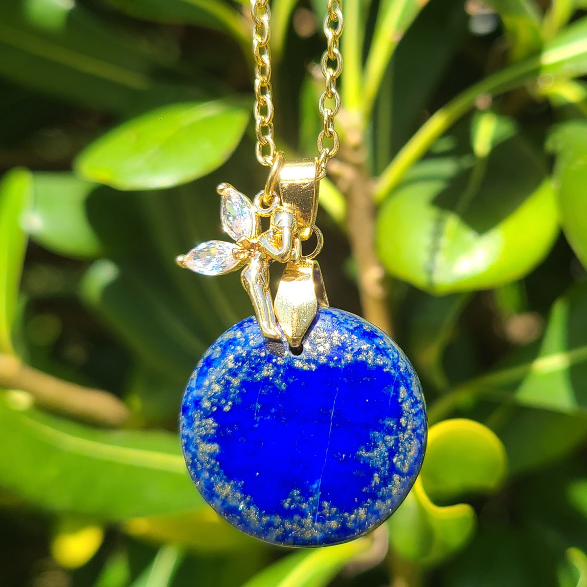 Collier en acier inoxydable doré avec lapis-lazuli rond et breloque fée.