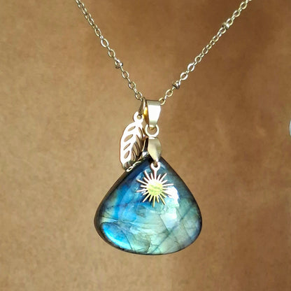 Collier labradorite triangulaire avec breloque soleil et feuille