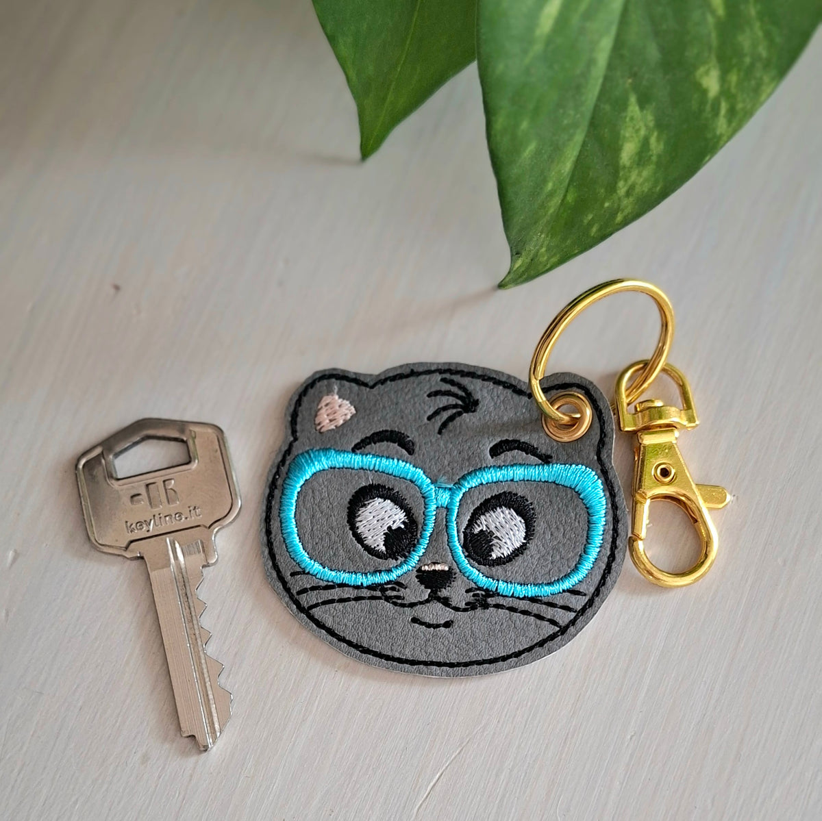Porte clé chat gris à lunettes brodé sur simili cuir