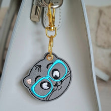 Charger l'image dans la galerie, Porte clé chat brodé à lunettes bleues attaché à un sac à main