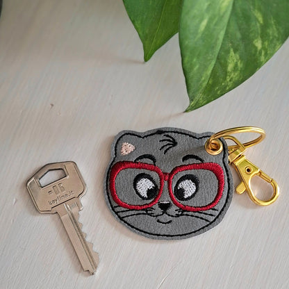 Porte clé chat brodé avec une clé