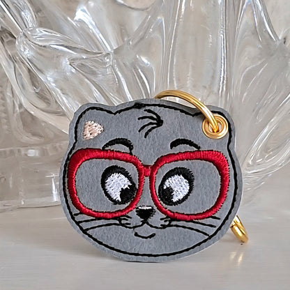 Porte clé chat brodé sur simili-cuir, petit compagnon à lunettes rouges