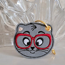 Charger l'image dans la galerie, Porte clé chat brodé sur simili-cuir, petit compagnon à lunettes rouges