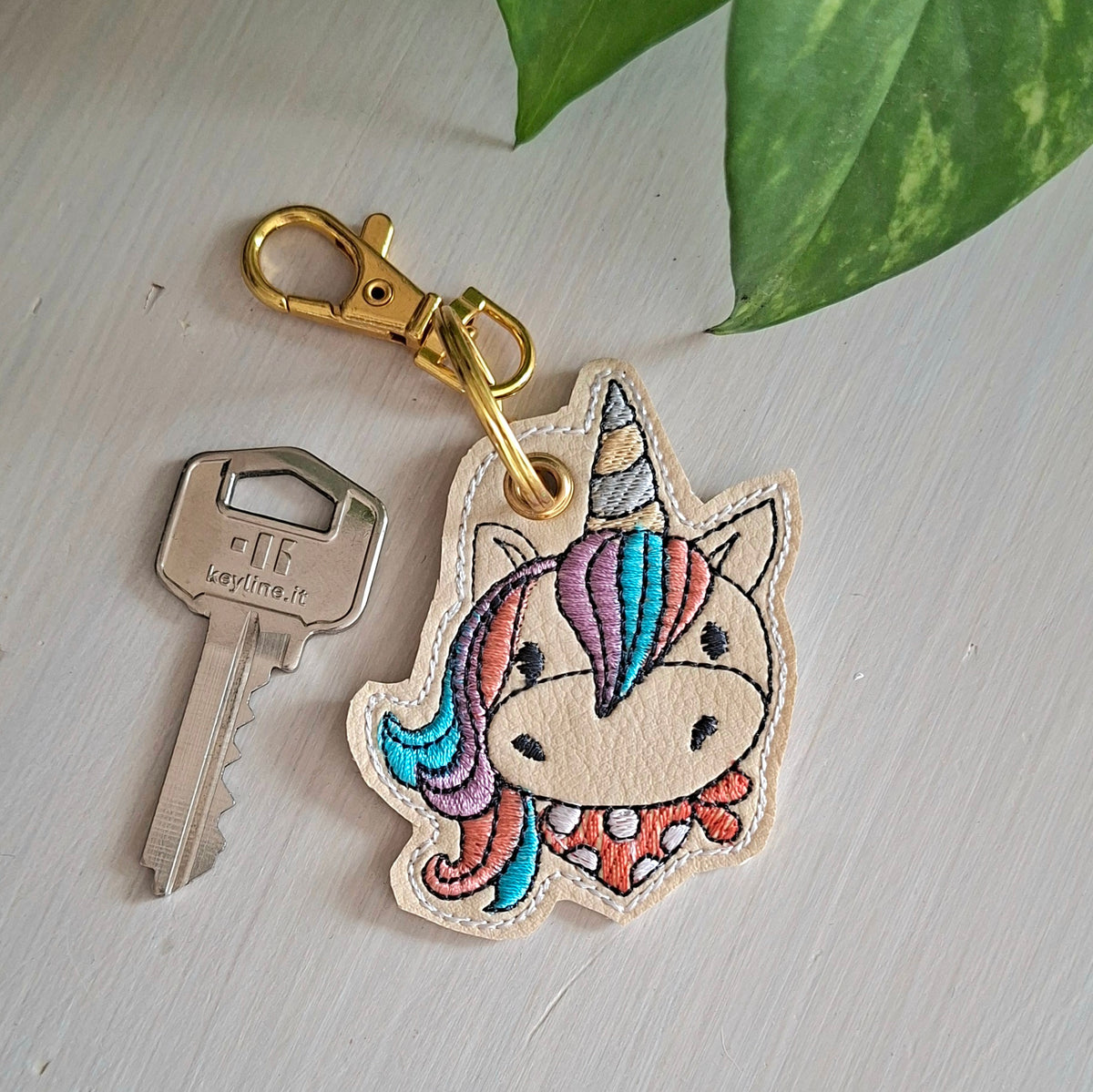 Détail du porte-clés licorne brodé sur simili cuir, fabrication artisanale