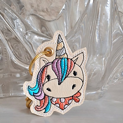 Porte-clés licorne brodé sur simili cuir, création textile faite main