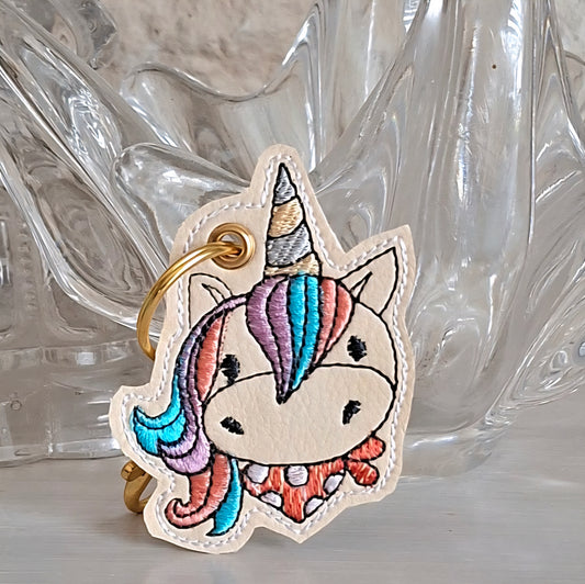 Porte-clés licorne brodé sur simili cuir, création textile faite main