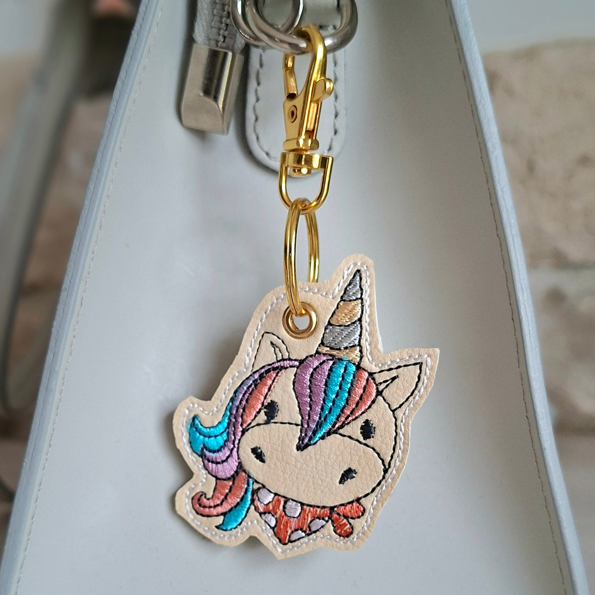 Porte-clés licorne brodé accroché à un sac, petit compagnon textile fait main