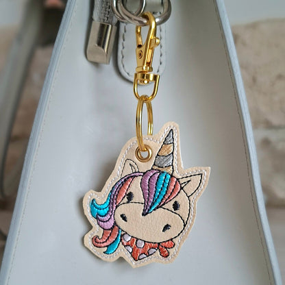 Porte-clés licorne brodé accroché à un sac, petit compagnon textile fait main
