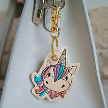 Charger l'image dans la galerie, Porte-clés licorne brodé accroché à un sac, petit compagnon textile fait main